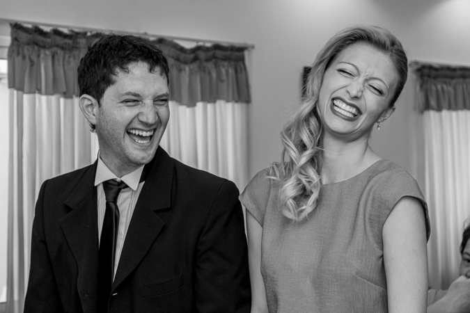 pareja riendo en casamiento por civil